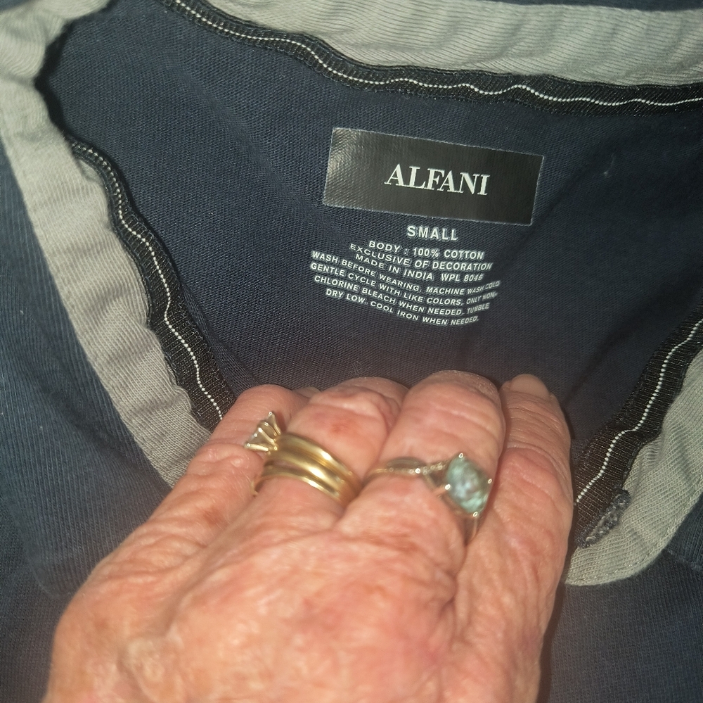 5 men's small shirts.  Misc brands.one need mended see photos.Euc - Picture 10 of 12